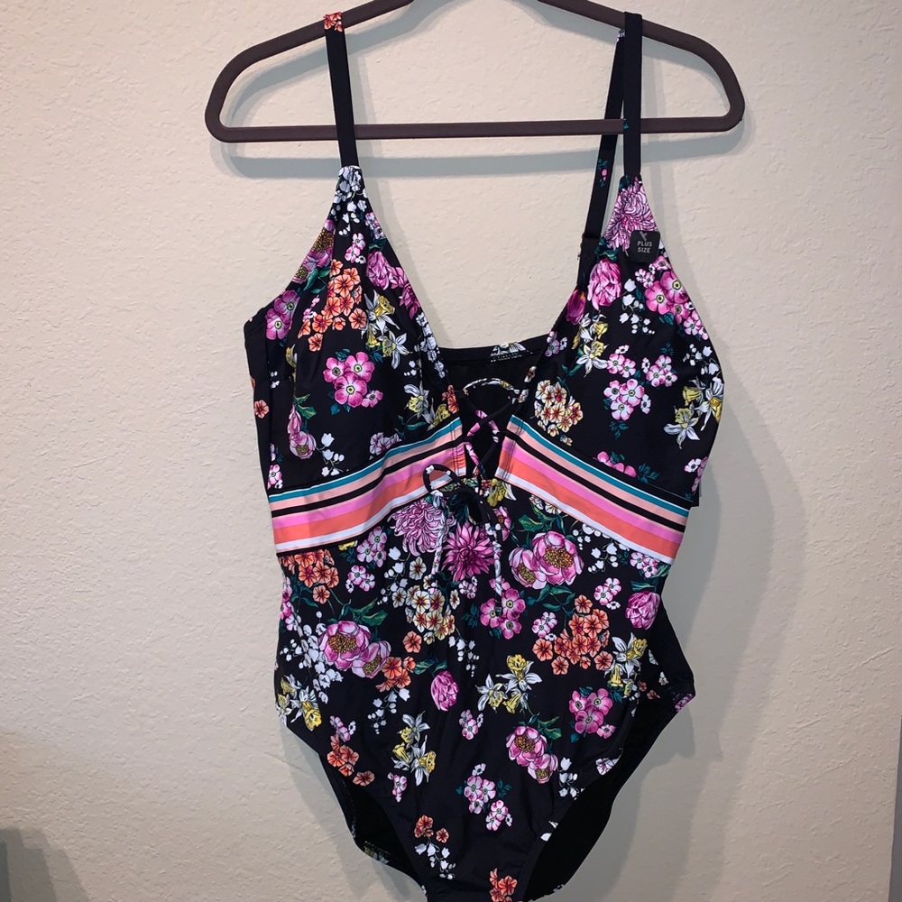 KENNETH COLE REACTIONS. Floral Lace Front